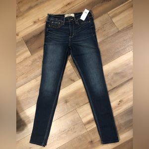 NWT HOLLISTER SUPER SKINNY BLUE JEANS SIZE 7 (28"X31")